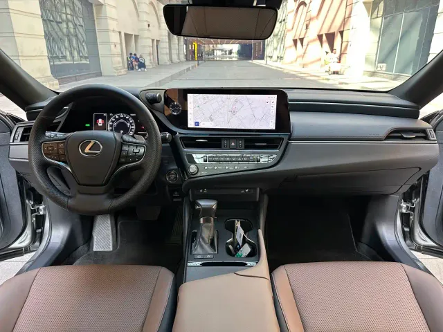 Lexus ES — Фото автомобиля 8