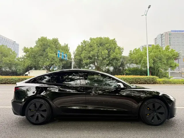 Tesla Model 3 — Фото автомобиля 6