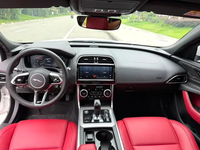 Jaguar XEL — Фото автомобиля 2