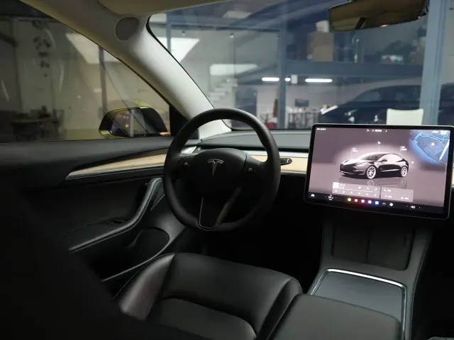 Tesla Model 3 — Фото автомобиля 16