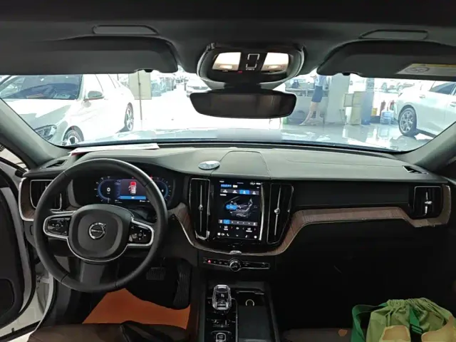 Volvo XC60 — Фото автомобиля 9