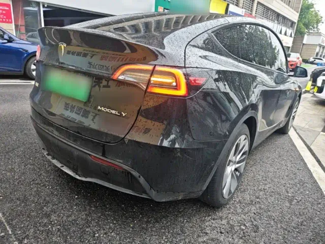 Tesla Model Y — Фото автомобиля 6
