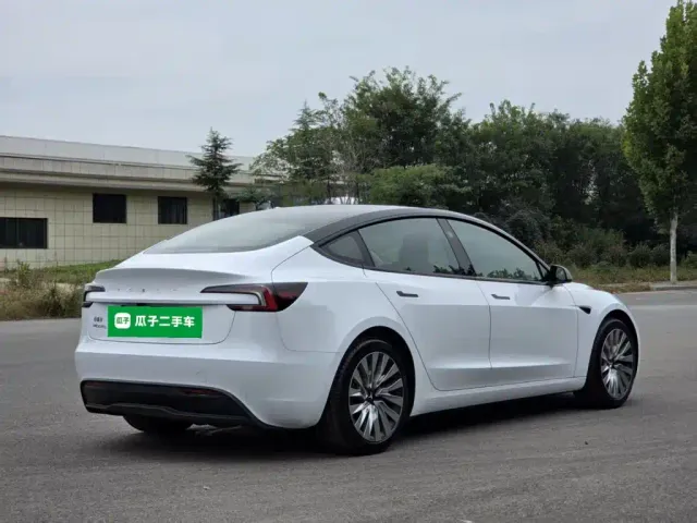 Tesla Model 3 — Фото автомобиля 6
