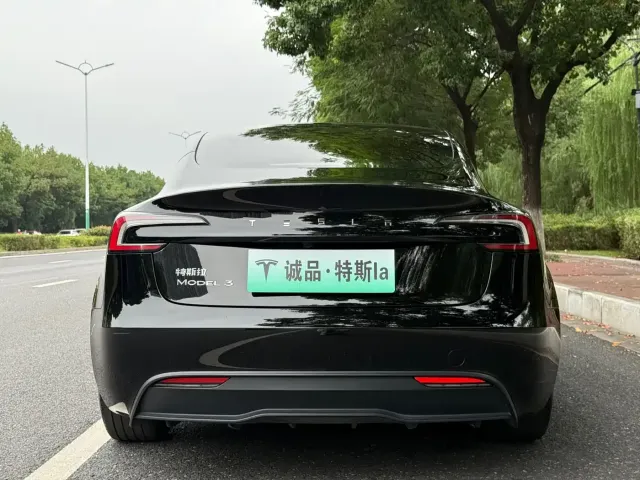 Tesla Model 3 — Фото автомобиля 4