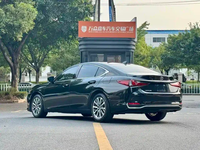 Lexus ES — Фото автомобиля 9