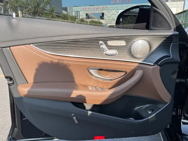 Mercedes-Benz E-Class — Фото автомобиля 5