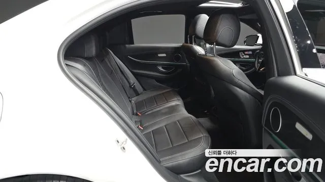 Mercedes-Benz E-Class — Фото автомобиля 18
