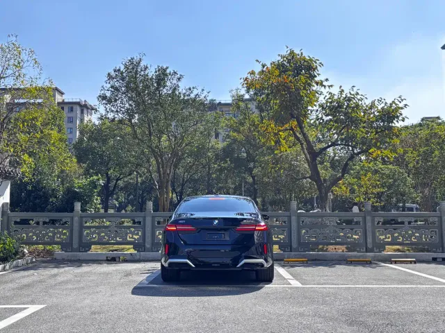 BMW 5 Series — Фото автомобиля 5
