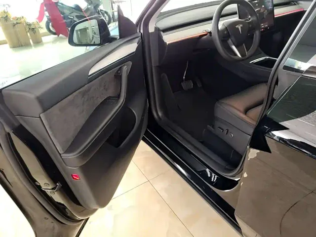 Tesla Model Y — Фото автомобиля 15