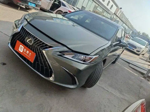 Фотография автомобиля — Lexus ES