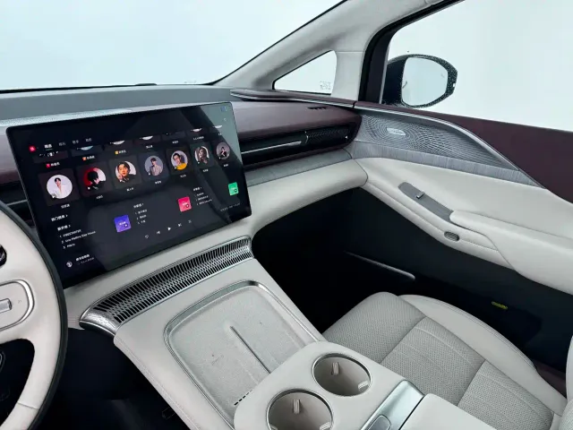 Xpeng X9 — Фото автомобиля 5