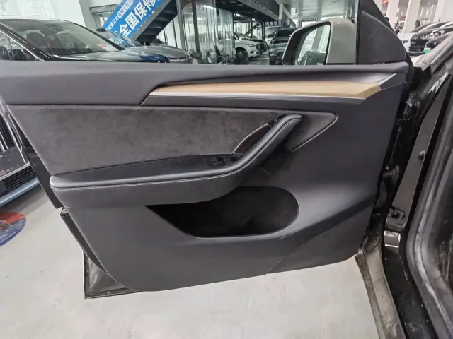 Tesla Model Y — Фото автомобиля 7