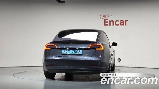 Tesla Model 3 — Фото автомобиля 4