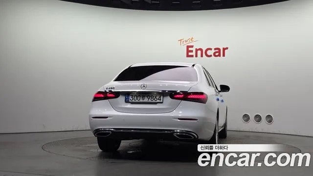 Mercedes-Benz E-Class — Фото автомобиля 4