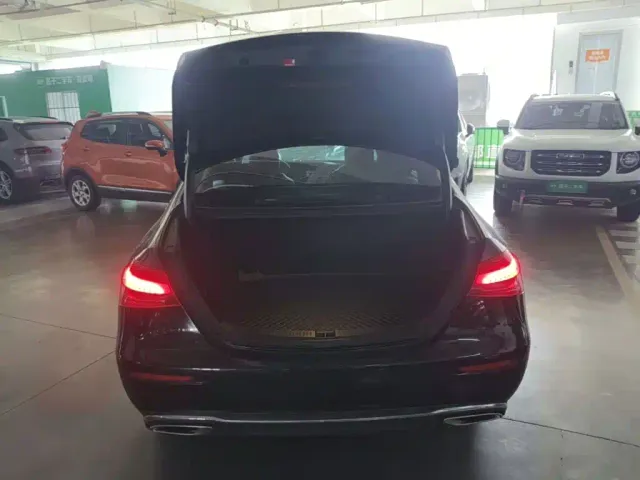 Mercedes-Benz E-Class — Фото автомобиля 21