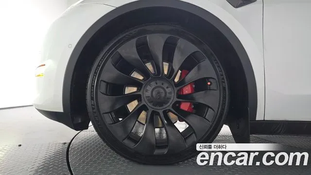 Tesla Model Y — Фото автомобиля 5
