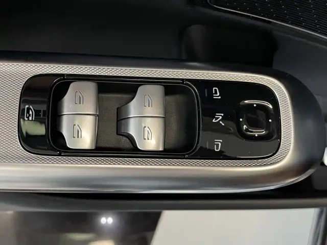 Mercedes-Benz E-Class — Фото автомобиля 22