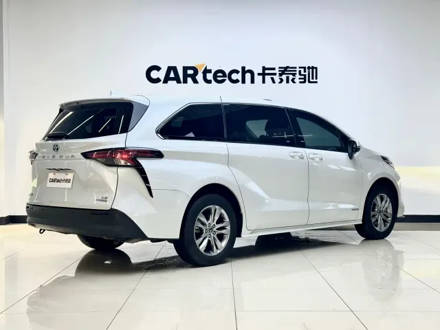 Toyota Sienna — Фото автомобиля 4