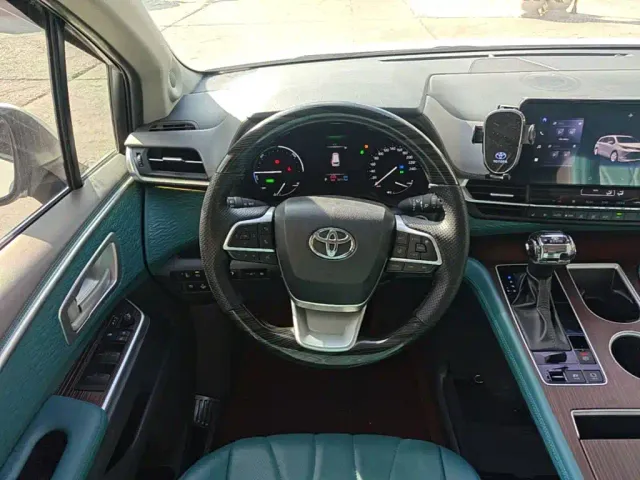 Toyota Sienna — Фото автомобиля 10