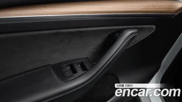 Tesla Model Y — Фото автомобиля 30