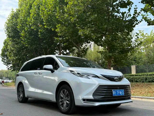 Фотография автомобиля — Toyota Sienna