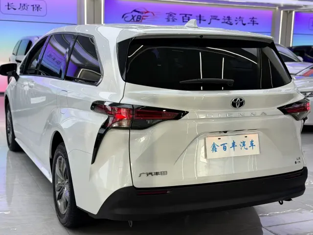 Toyota Sienna — Фото автомобиля 9