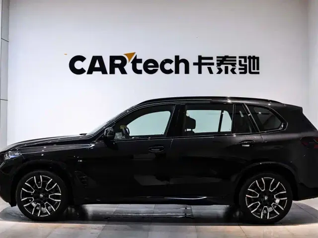 BMW BMW X5 2023 xDrive 40Li M Sport Black Night Package — Фото автомобиля 8