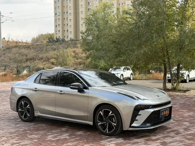 Lynk & Co 03 — Фото автомобиля 3