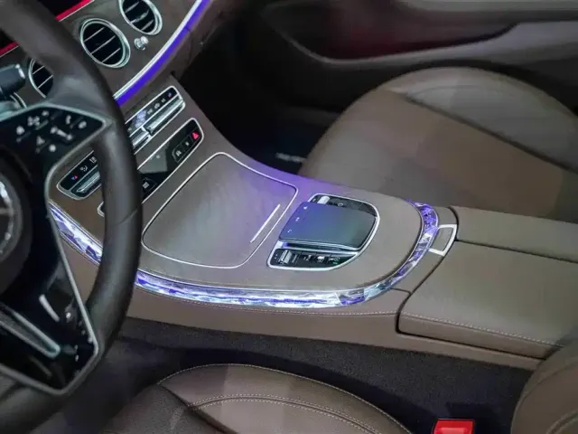 Mercedes-Benz E-Class — Фото автомобиля 12