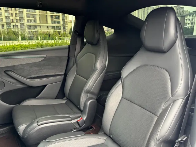 Tesla Model Y L — Фото автомобиля 7