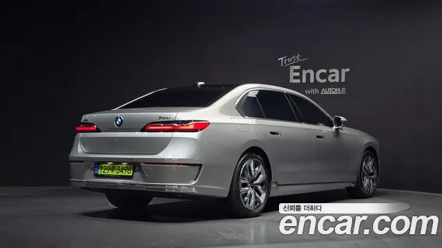 BMW 7-Series 7 серия (G70) 740i xDrive Classic Silver Edition — Фото автомобиля 2