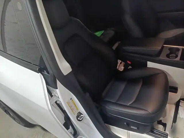 Tesla Model Y — Фото автомобиля 24