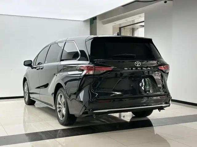 Toyota Sienna — Фото автомобиля 9