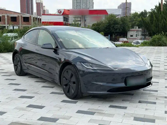 Tesla Model 3 — Фото автомобиля 3