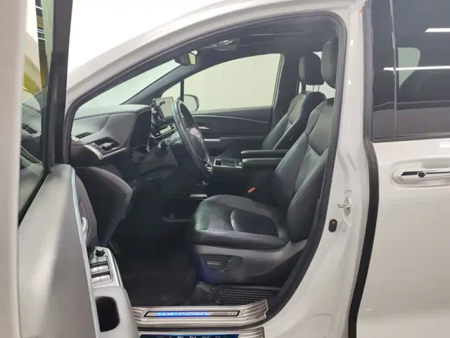 Toyota Sienna — Фото автомобиля 11