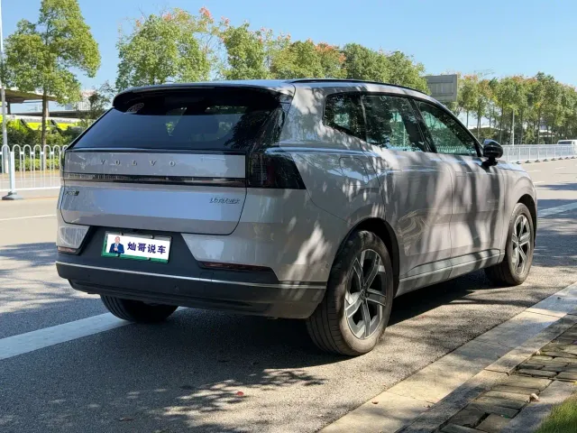 Volvo XC70 Plug-in Hybrid — Фото автомобиля 8