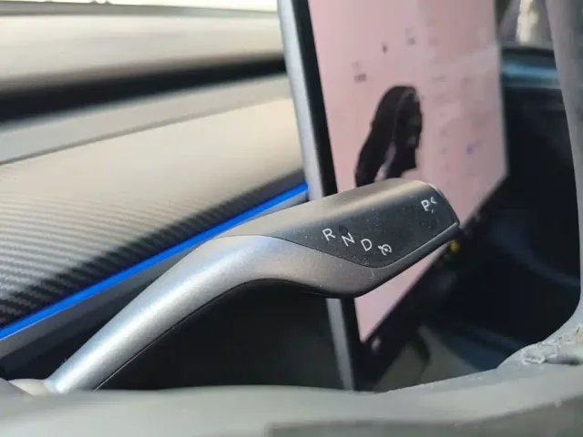 Tesla Model Y — Фото автомобиля 13