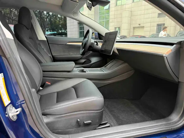 Tesla Model 3 — Фото автомобиля 8