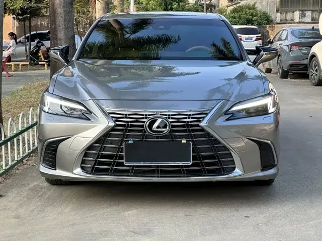 Lexus Lexus ES 2025 300h Ultimate Edition — Фото автомобиля 2