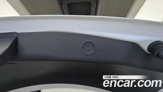 Tesla Model 3 — Фото автомобиля 16