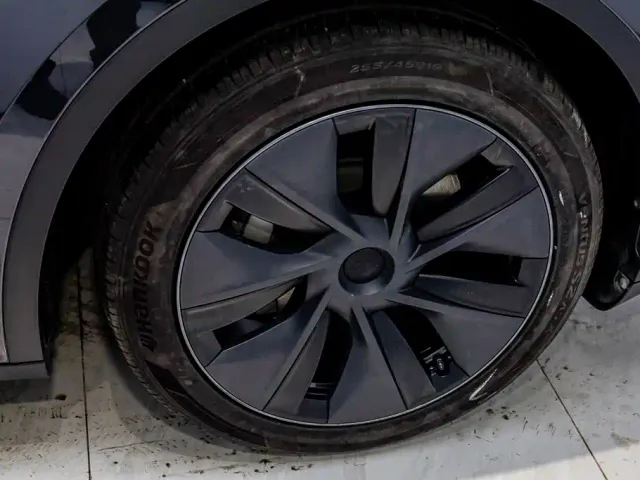 Tesla Model Y — Фото автомобиля 30