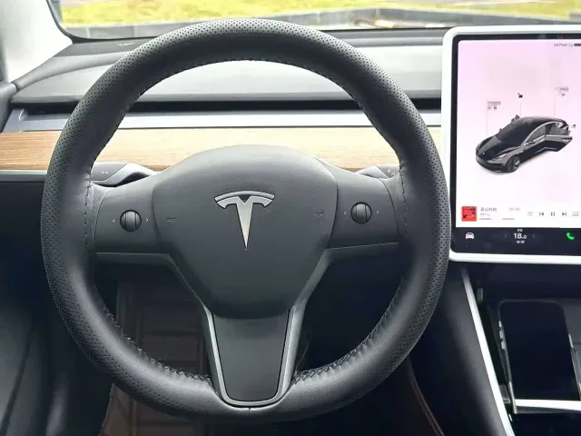 Tesla Model 3 — Фото автомобиля 5