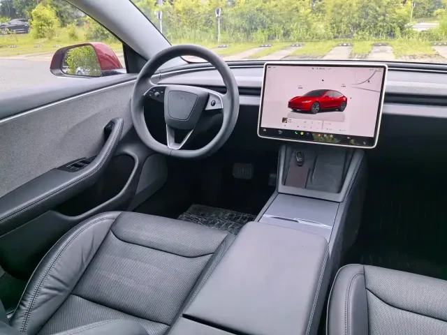Tesla Model 3 — Фото автомобиля 7