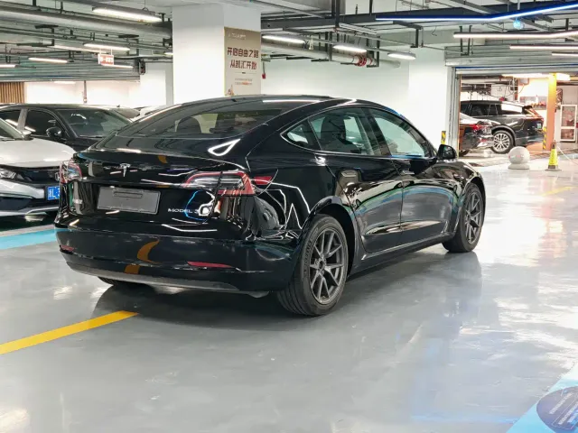 Tesla Model 3 — Фото автомобиля 14
