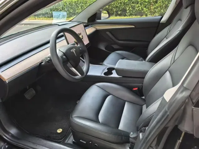 Tesla Model 3 — Фото автомобиля 6