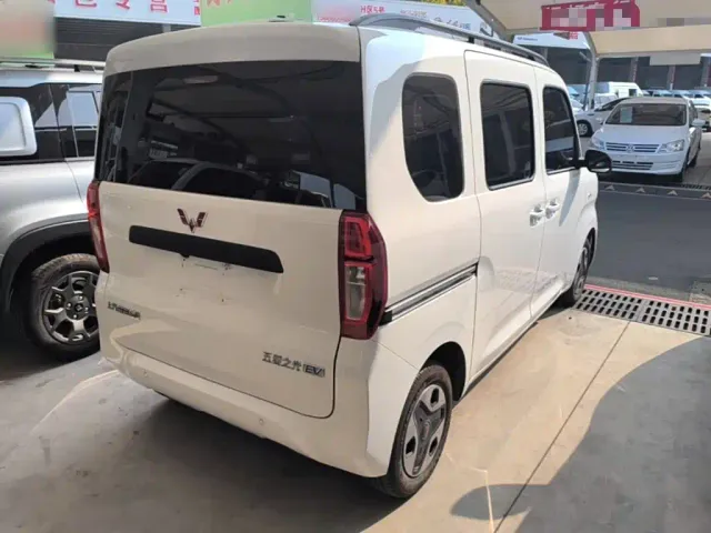 Wuling Zhiguang NEV — Фото автомобиля 6