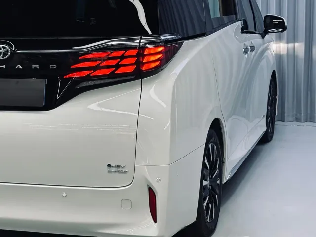Toyota Alphard — Фото автомобиля 24