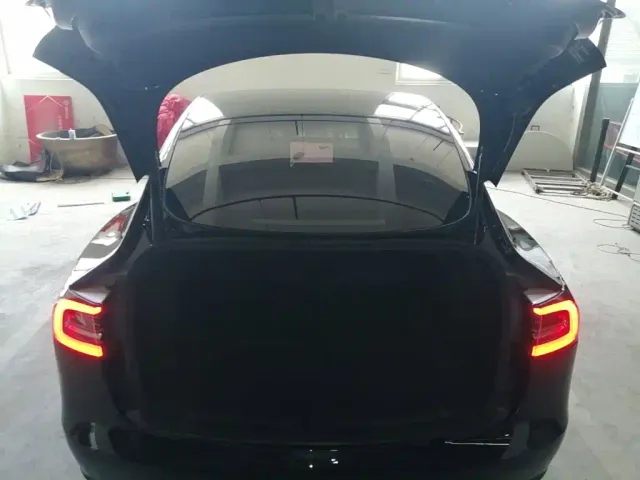 Tesla Model 3 — Фото автомобиля 18