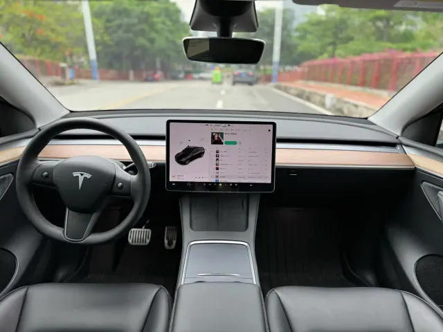 Tesla Model Y — Фото автомобиля 9