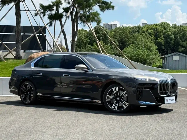 BMW i7 — Фото автомобиля 11
